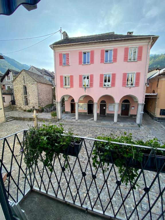 a pink building in the middle of a courtyard at Cà dal Gascia in Intragna