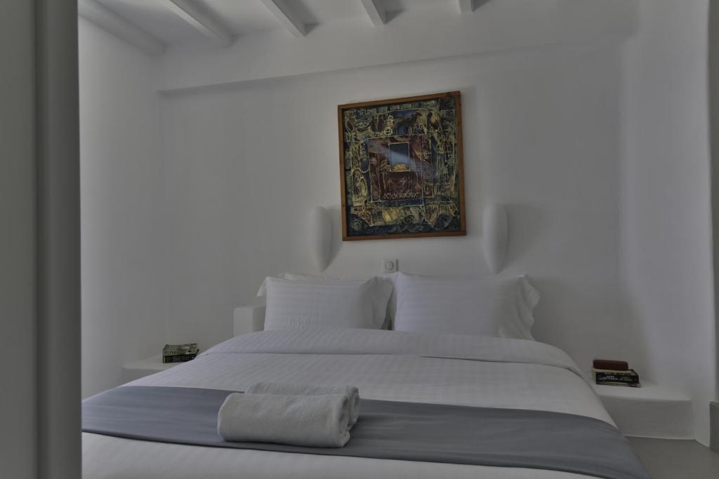 Postel nebo postele na pokoji v ubytování Trieris Villa & Suites
