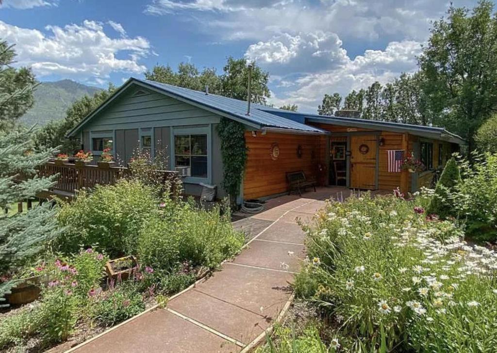 Blockhaus mit Veranda und Terrasse in der Unterkunft Country Sunshine Bed and Breakfast in Durango