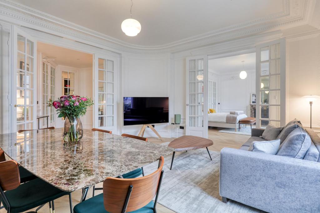 un salon avec une table et un canapé dans l'établissement La Suite 31, à Paris