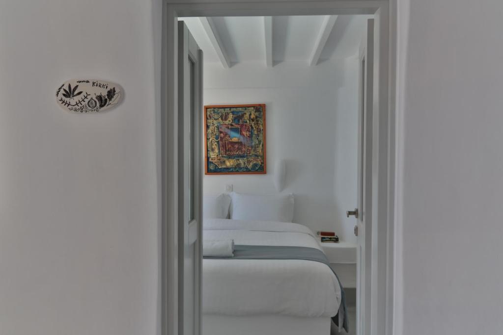 Postel nebo postele na pokoji v ubytování Trieris Villa & Suites