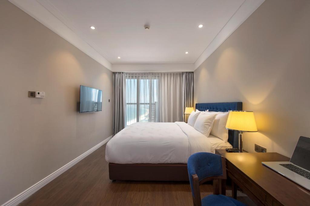 Luxury Beach Condo 5-star, Rooftop poolにあるテレビまたはエンターテインメントセンター