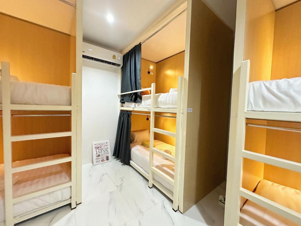 Postel nebo postele na pokoji v ubytování Airhub Hostel Phuket Airport