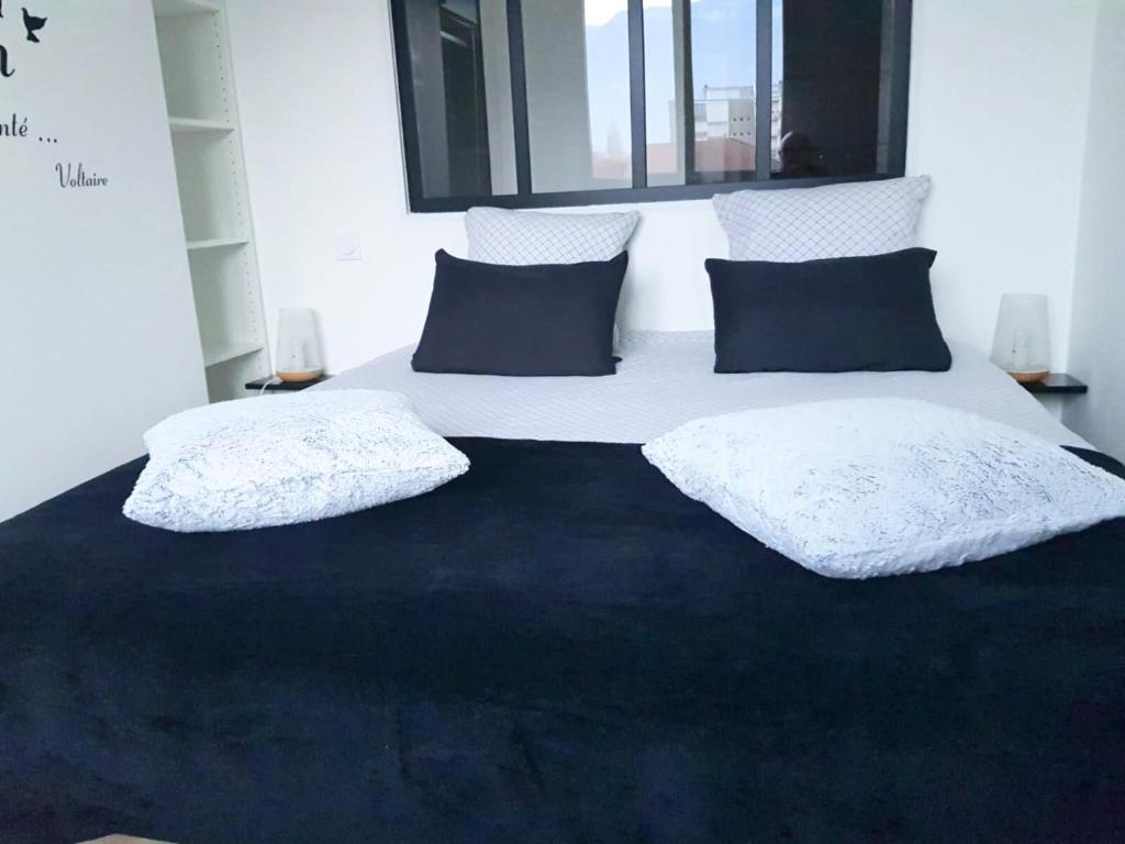 1 cama blanca grande con 2 almohadas en Vue Montagne - Appt Cosy et calme - Netflix - Fibre en Grenoble