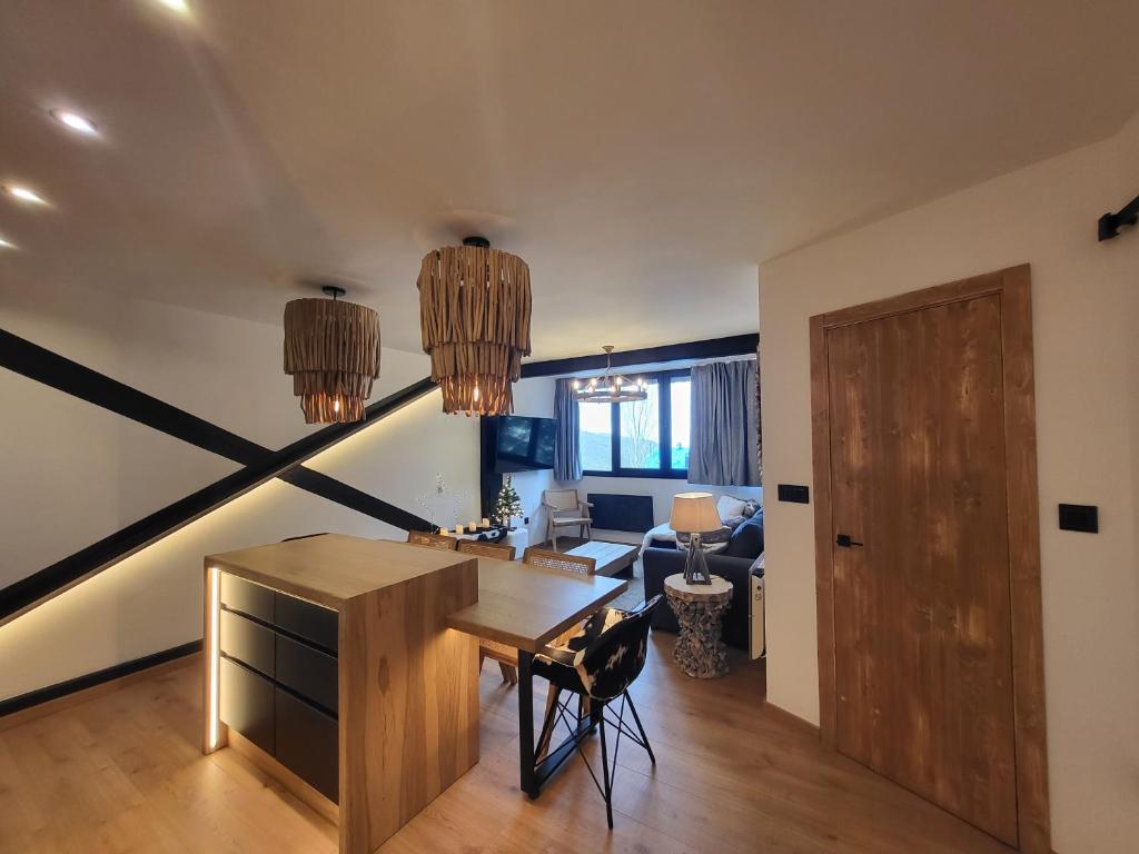een woonkamer met een bureau en een eetkamer bij Apartamento Sapporo 2 dormitorios Luxury in Sierra Nevada