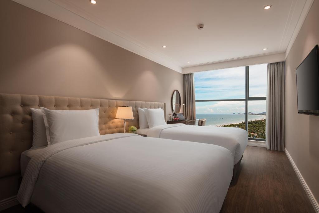 Luxury Beach Condo 5-star, Rooftop poolにあるベッド