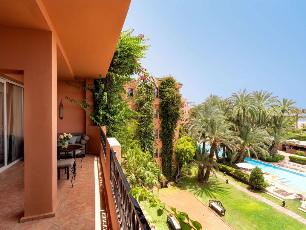 Bazén v ubytování Sofitel Marrakech Palais Impérial & Spa nebo v jeho okolí