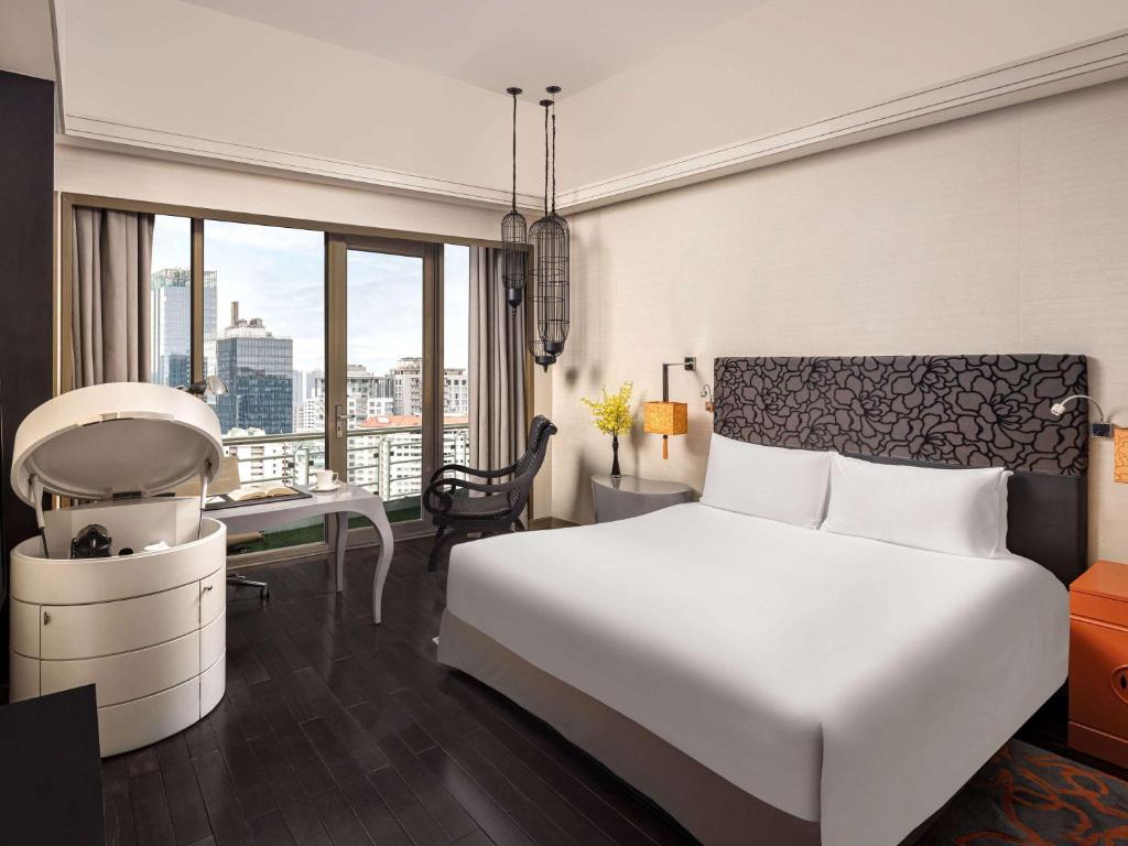 Postel nebo postele na pokoji v ubytování Sofitel Saigon Plaza