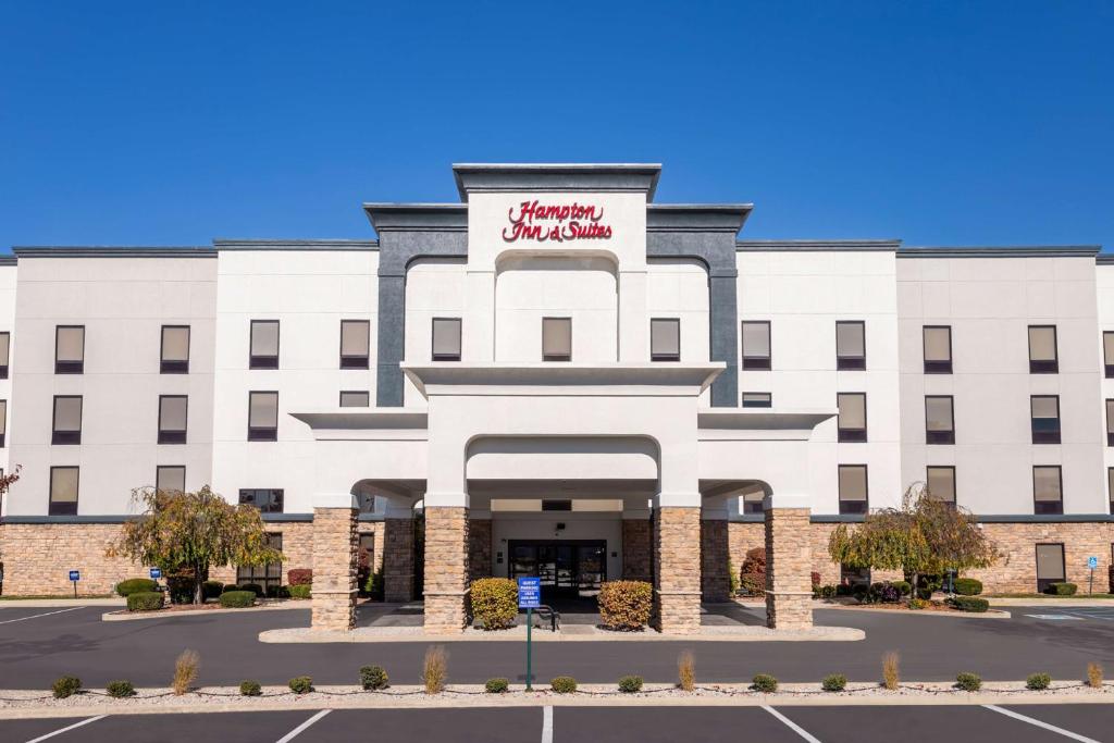 a rendering of the front of a hotel at Hampton Inn & Suites Richmond in Richmond