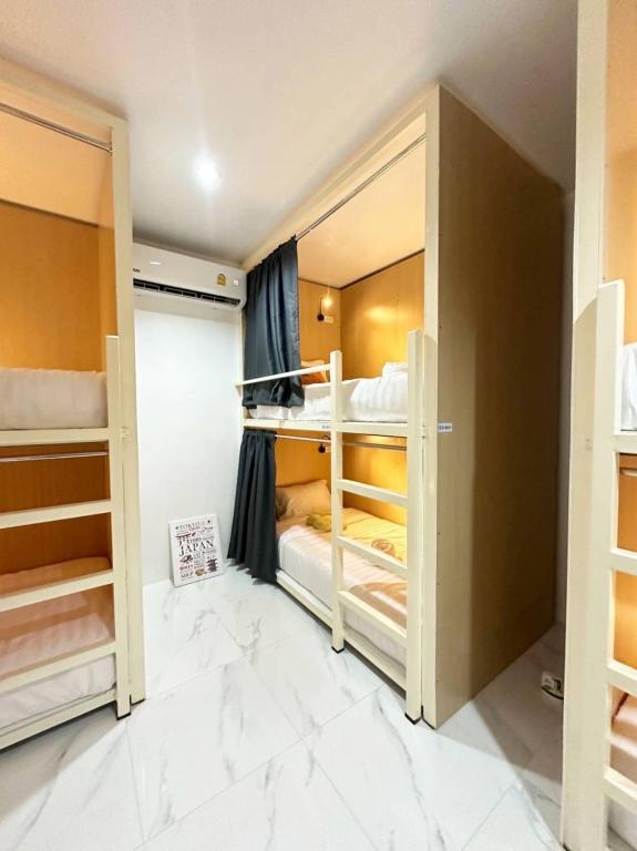 Postel nebo postele na pokoji v ubytování Airhub Hostel Phuket Airport