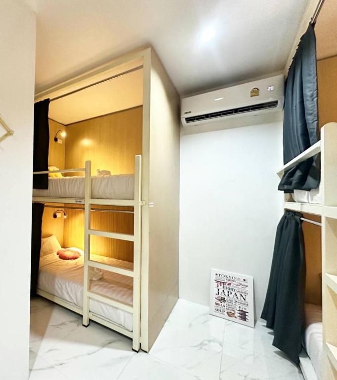 Postel nebo postele na pokoji v ubytování Airhub Hostel Phuket Airport