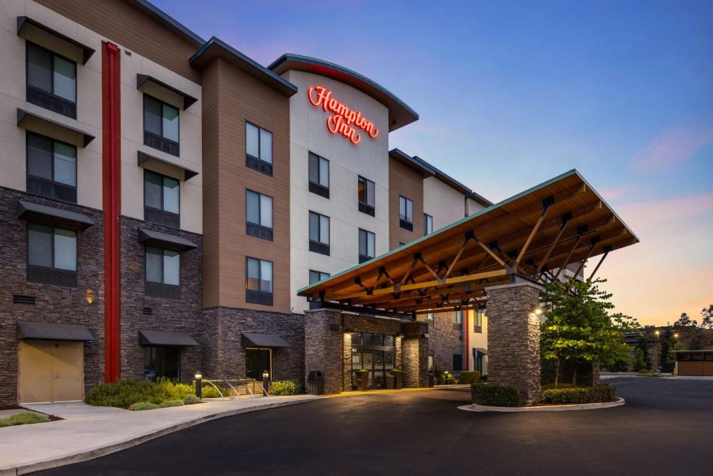 un hotel con un cartel en la parte delantera en Hampton Inn San Jose Cherry Ave, CA, en San José