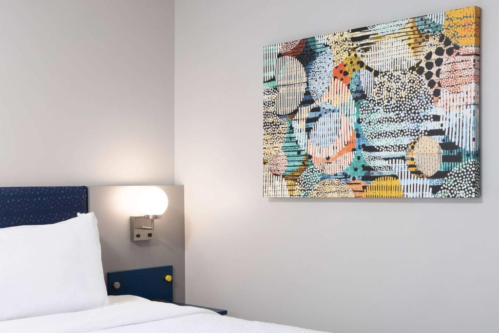 Postel nebo postele na pokoji v ubytování Microtel Inn & Suites by Wyndham Macedon