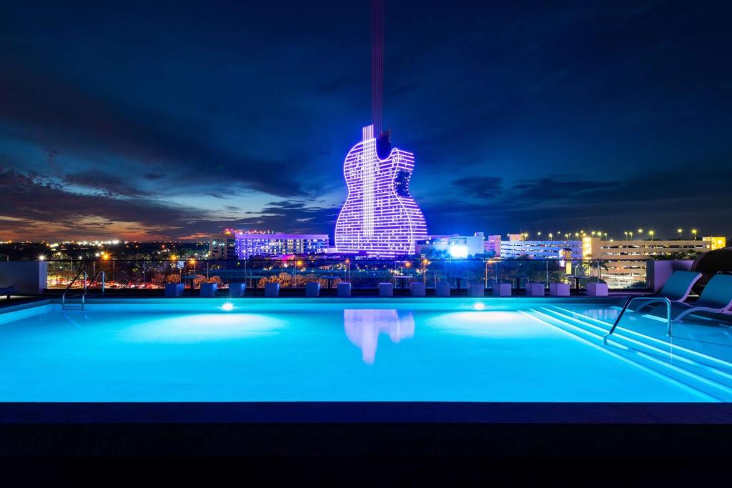 una piscina con vista sullo skyline della città di notte di Dolce by Wyndham Hollywood a Hollywood