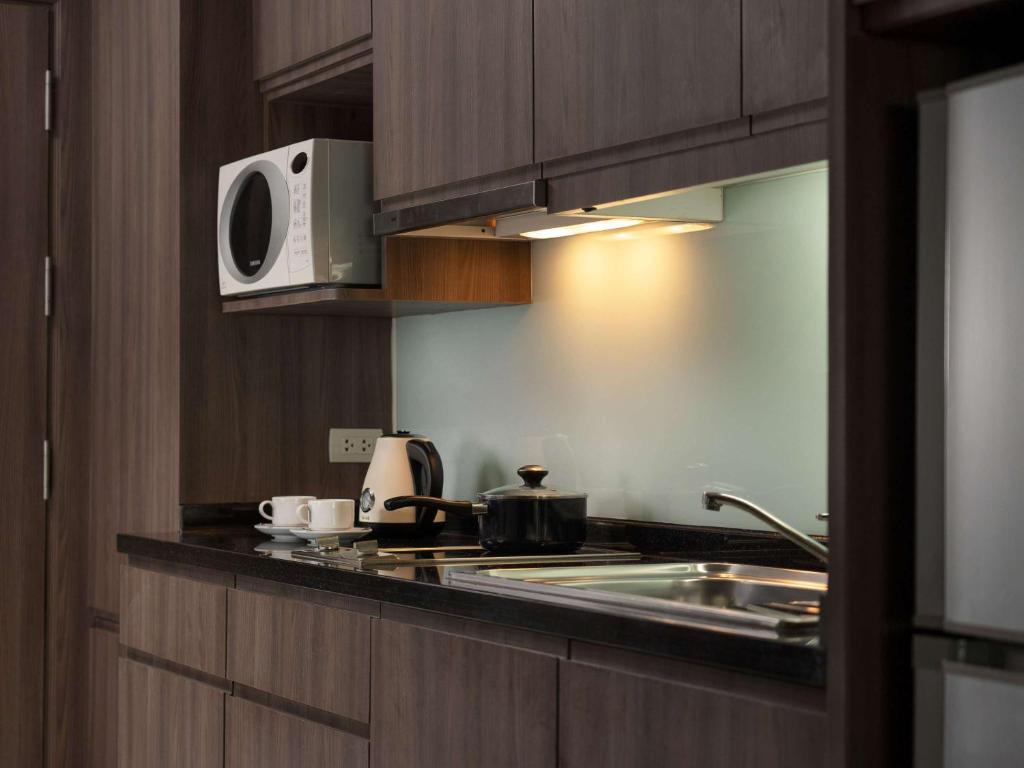 Kuchyň nebo kuchyňský kout v ubytování Novotel Living Bangkok Sukhumvit Legacy