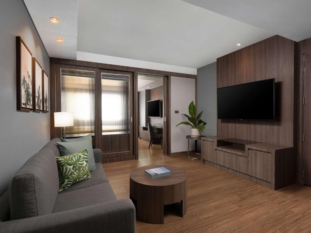TV a/nebo společenská místnost v ubytování Novotel Living Bangkok Sukhumvit Legacy