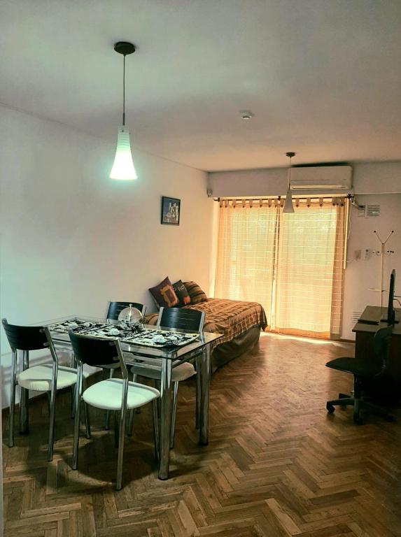 Amplio departamento a dos cuadras del río Paraná, a tres de la peatonal y a seis del Monumento a la Bandera. Ambiente familiar. - Appartement D'une Chambre