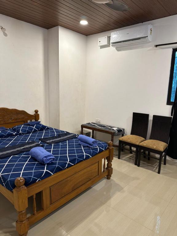 um quarto com uma cama, uma mesa e cadeiras em St. Francis Xavier em Old Goa