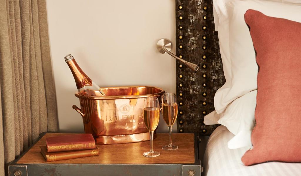 The Bull and The Hide - Resim 35