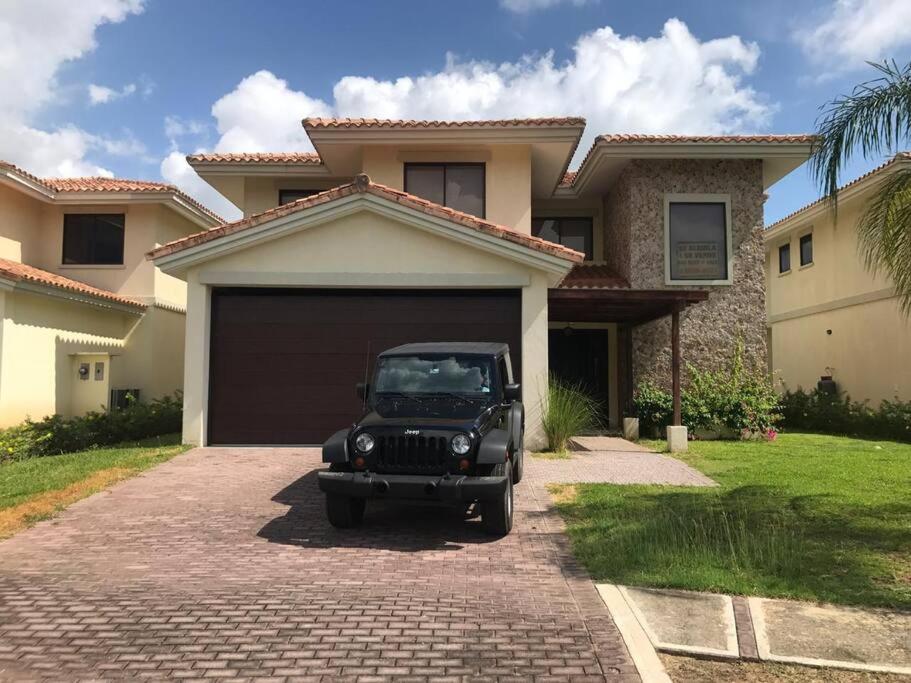 a black jeep parked in front of a house at Vista Mar Relax in Mañanitas