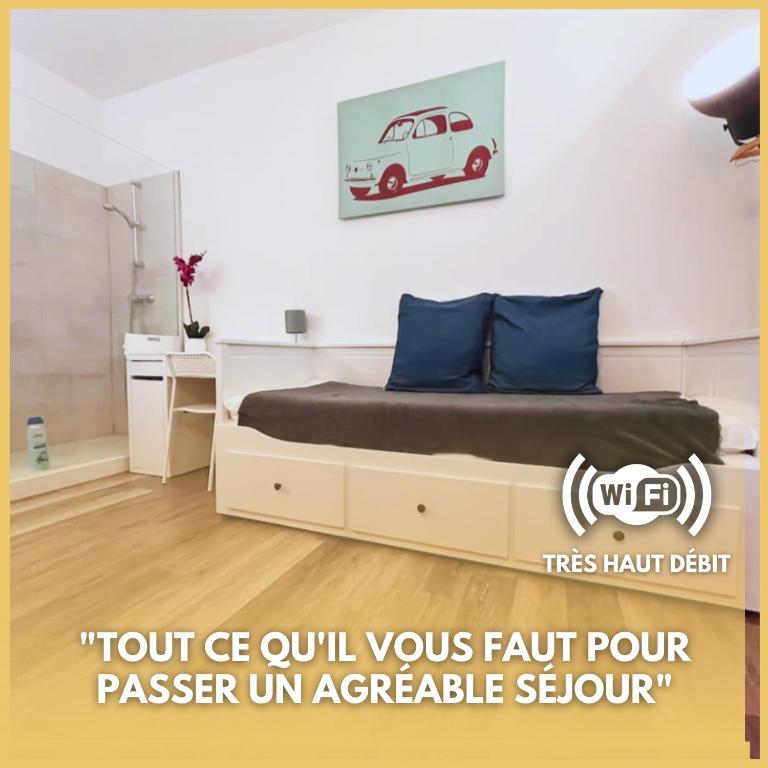 - une chambre avec un lit avec une photo de voiture sur le mur dans l'établissement Good mood, à Bordeaux