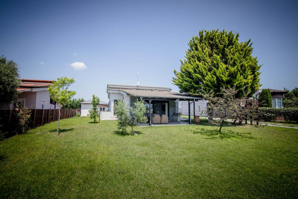 une maison avec une cour et une pelouse dans l'établissement MaVitaPlace Villa Familia Katerini, à Kateríni