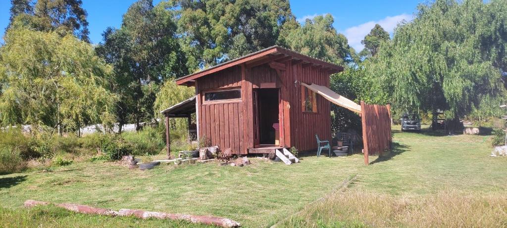 a smallshed in the middle of a field at Chacrita Aguaribay in Villa Argentina
