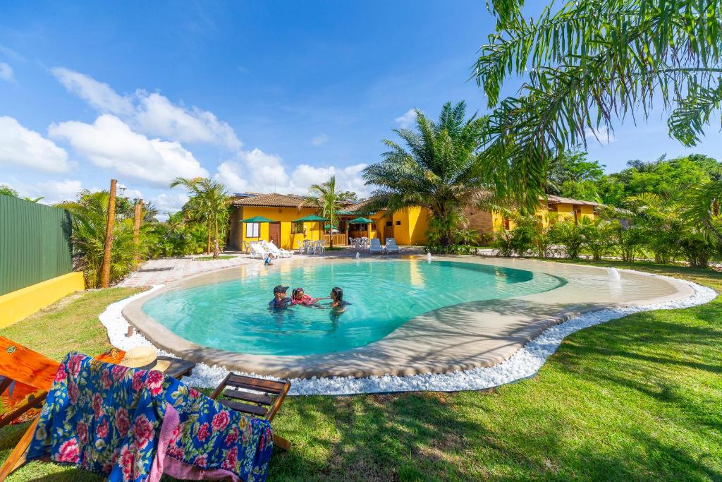 Bazén v ubytování Pousada Tropicarim nebo v jeho okolí