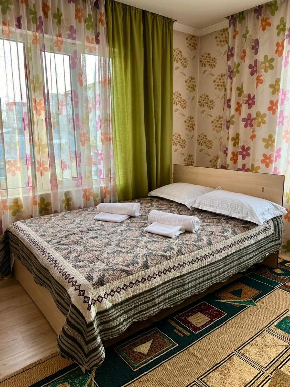 Postel nebo postele na pokoji v ubytování Гостевой дом Datka