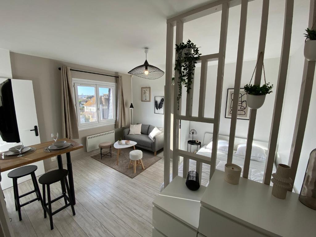 Studio cosy à 200m de la plage في اويسترهام: غرفة معيشة مع سرير وطاولة ومكتب