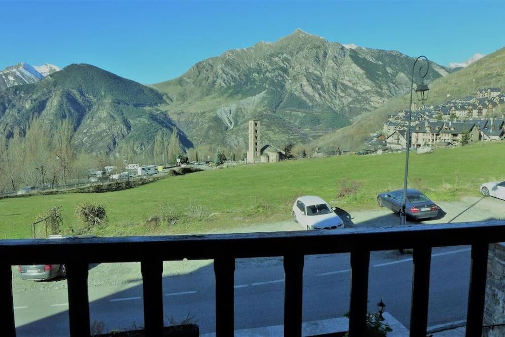 una vista de una montaña con coches aparcados en un aparcamiento en Ca La Mimi, en Taüll