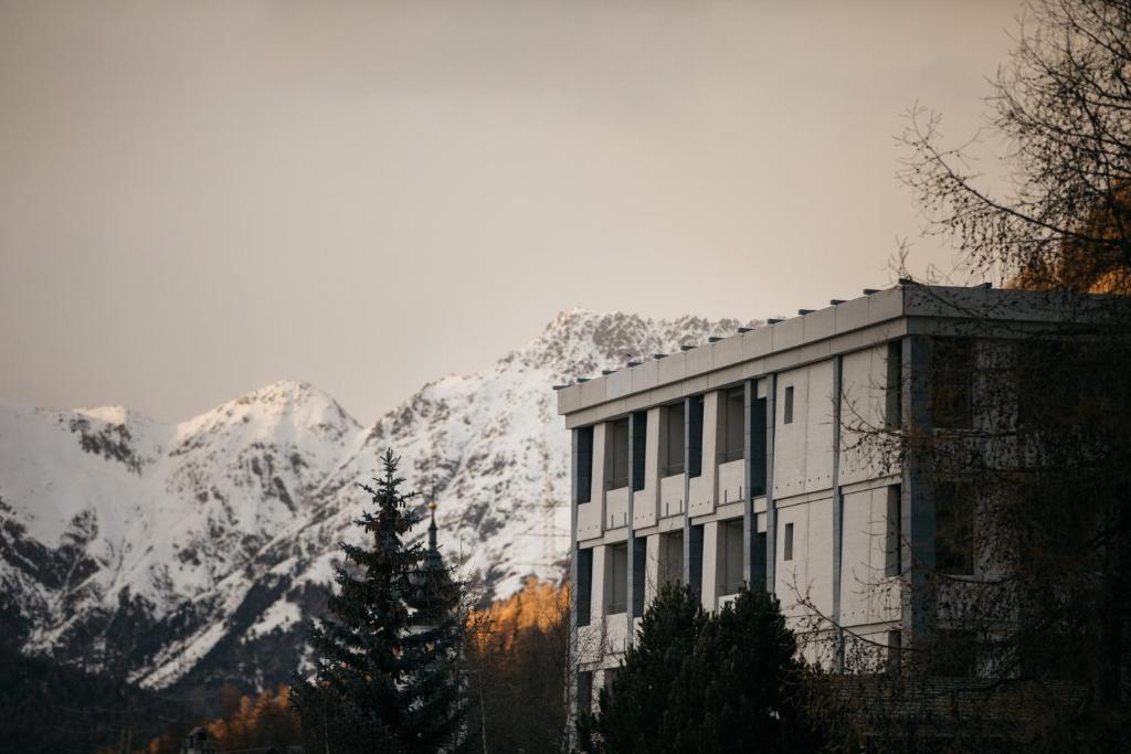 Nespecifikovaný výhled na hory nebo výhled na hory při pohledu z hotelu
