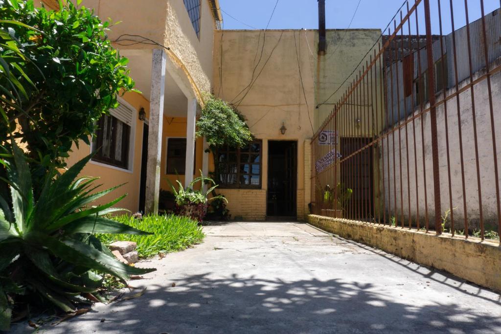 un callejón vacío frente a un edificio con una valla en Mi casa es tu casa, en Melo