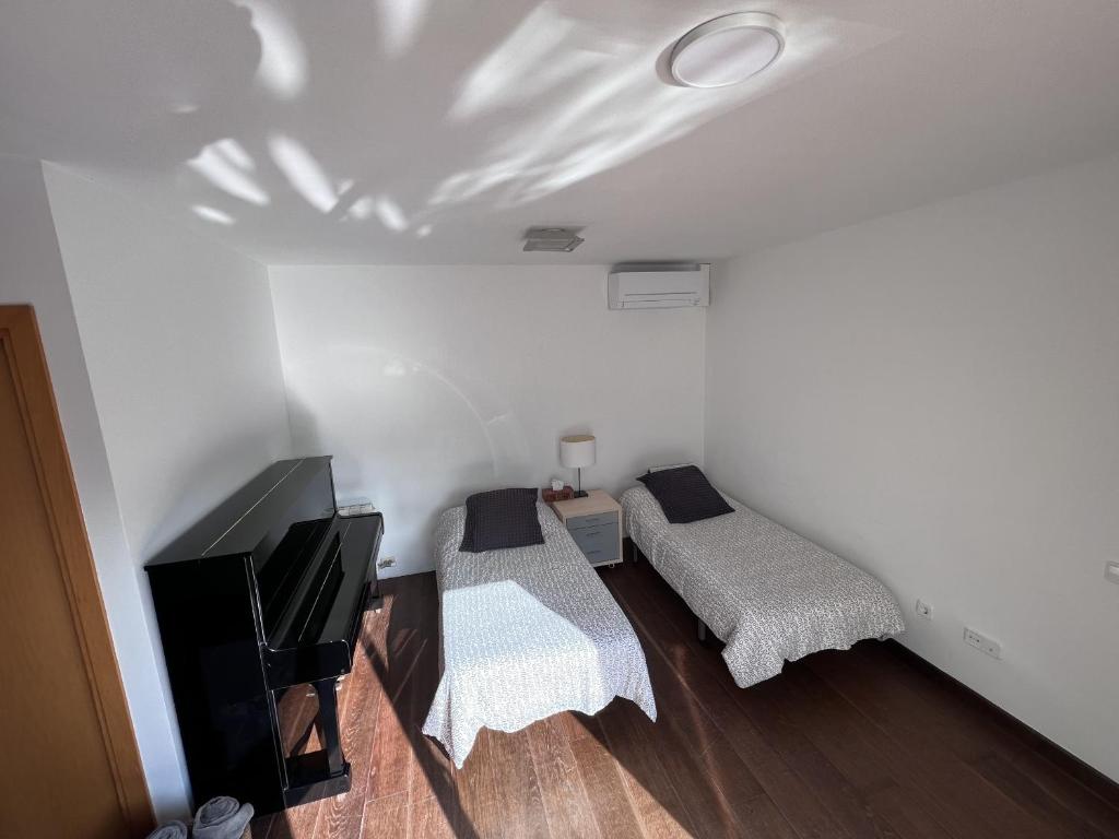 Televízia a/alebo spoločenská miestnosť v ubytovaní R64 Deluxe Villa Déjà Vu