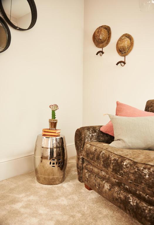 The Bull and The Hide - Resim 36