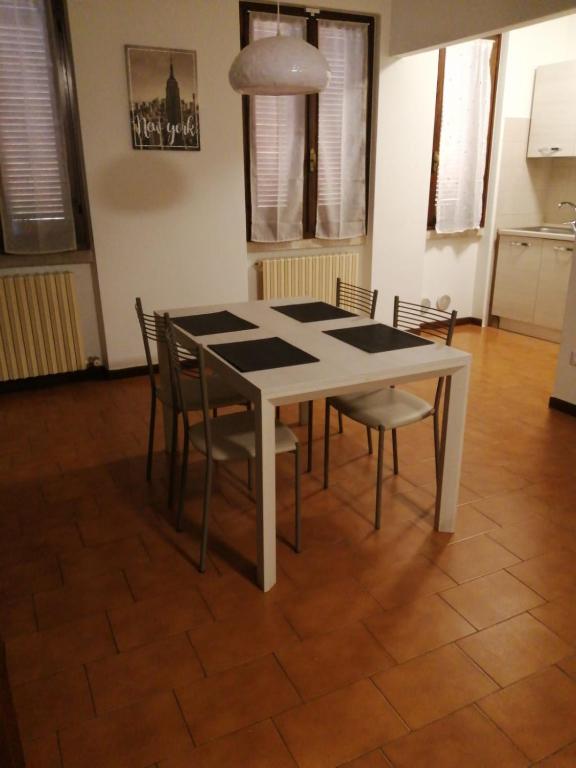 a table and chairs in a room with a kitchen at APPARTAMENTO SERENA in Bagnolo Mella