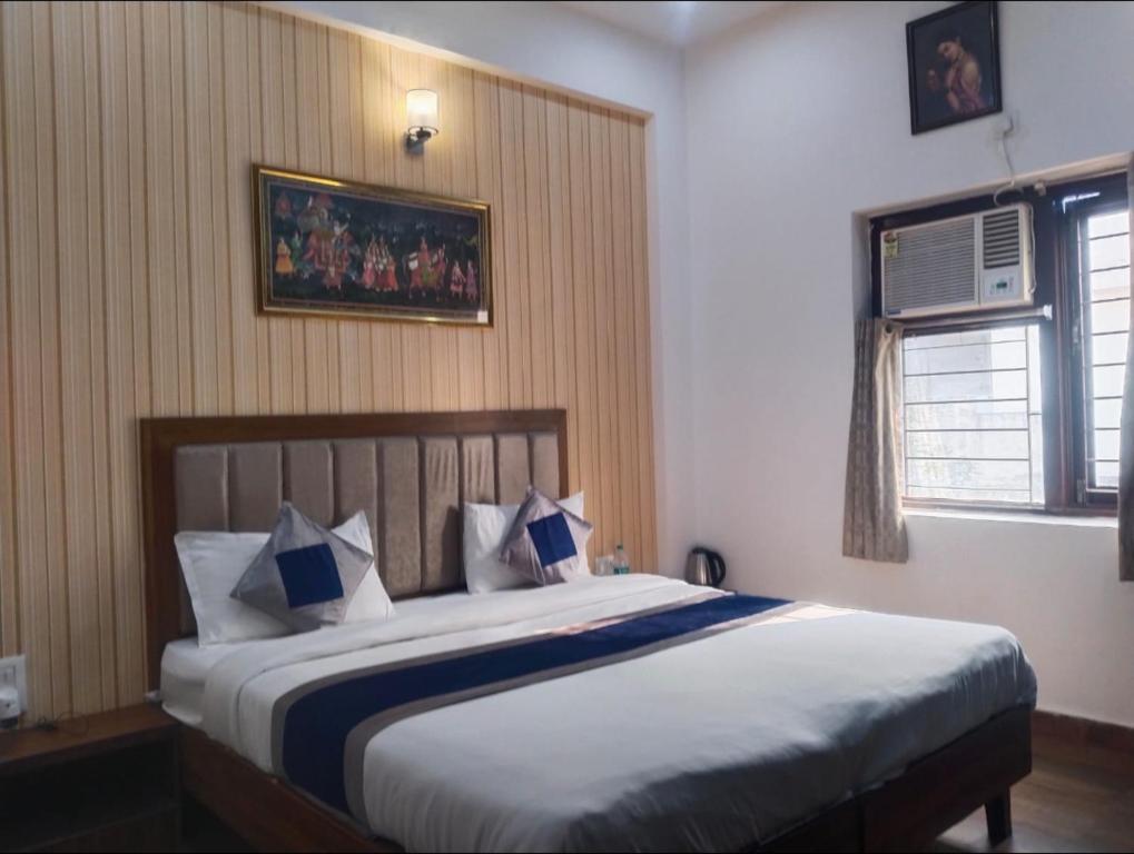 Postel nebo postele na pokoji v ubytování Taj Classic Agra
