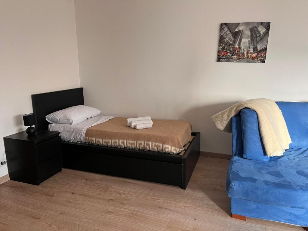 a small bedroom with a bed and a couch at Casa Udine Charme 5 posti letto 