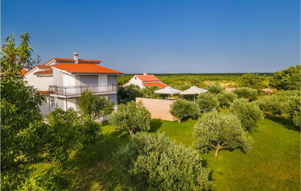 - une vue aérienne sur une maison avec des arbres et des buissons dans l'établissement Nice Home In Stankovci With Kitchen, à Stankovci