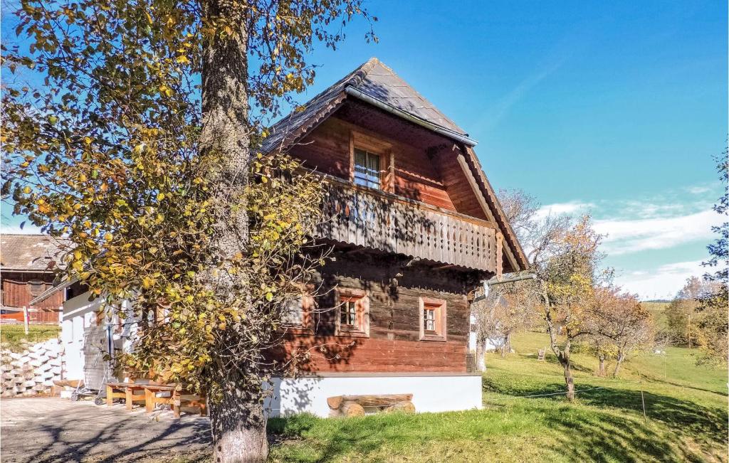 Una casa vieja con un árbol delante. en Pet Friendly Home In Fischbach With House A Panoramic View en Fischbach