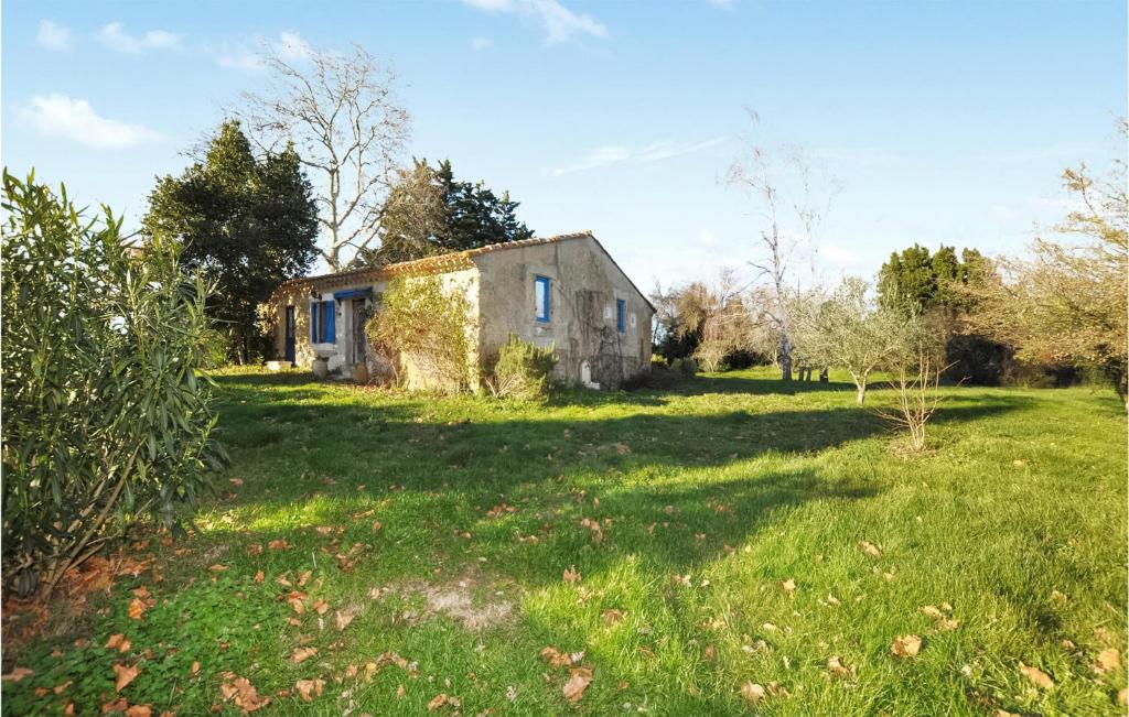 an old house in the middle of a field at Beautiful Home In Pech-Luna With Wi-Fi in Pech-Luna