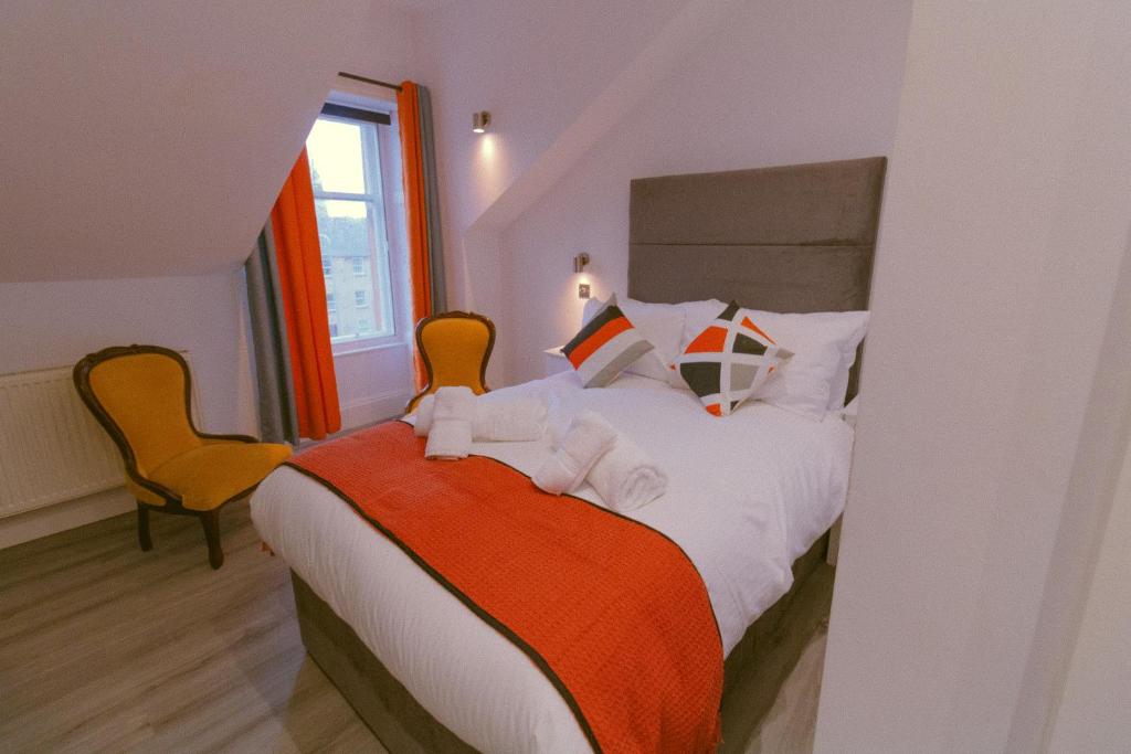 Postel nebo postele na pokoji v ubytování Mayfield Suites