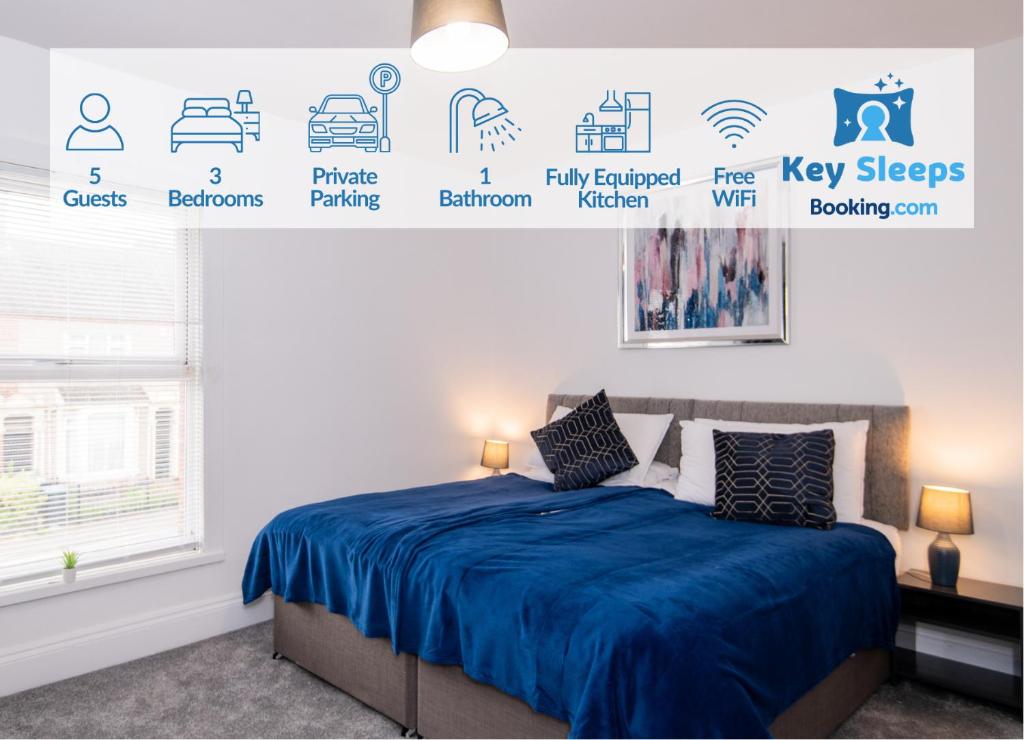 een slaapkamer met een bed met een blauw dekbed bij Great location Private Parking Contractor Leisure in Rugby