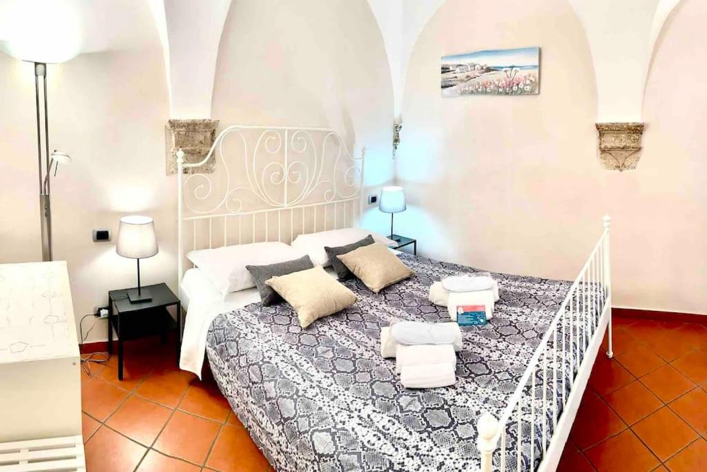 - une chambre avec un grand lit dans l'établissement Vacanze Romane al Portico d'Ottavia, à Rome