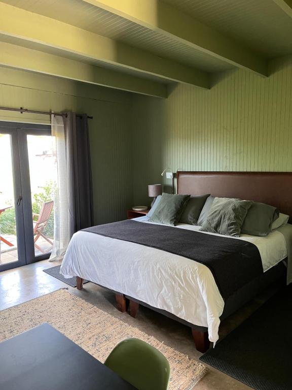a bedroom with a large bed in a room at La Guarda in Catapilco