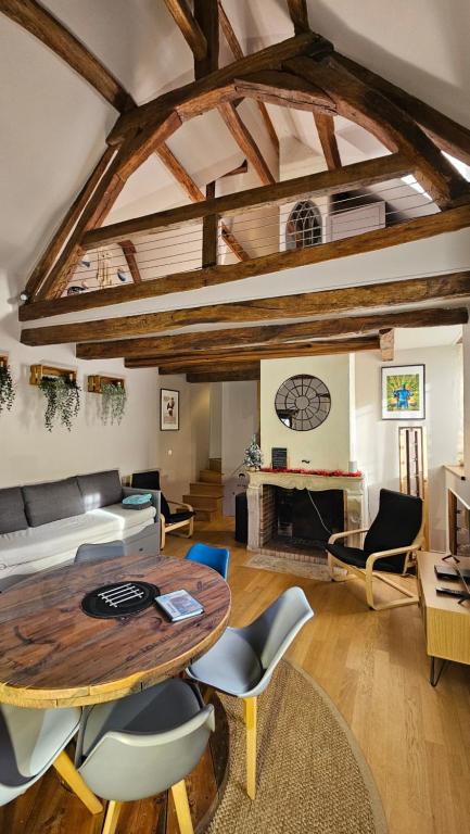 sala de estar amplia con mesa y sillas en L'Insolite en Bourges