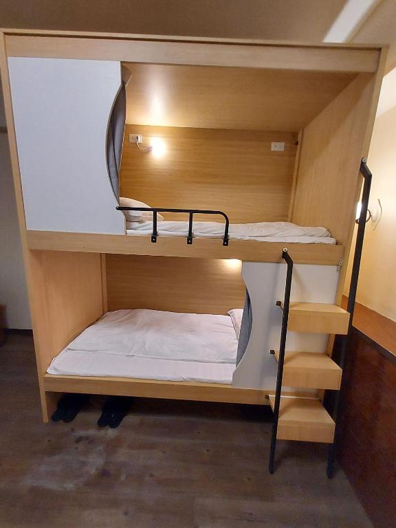 蓮園旅舘-桃園店 - 混合寮の部屋の二段ベッド