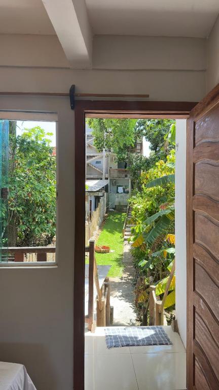 Zimmer mit Fenster und Blick auf den Hof in der Unterkunft Pituba Ville - Ap - 1 andar - 2/4 in Itacaré