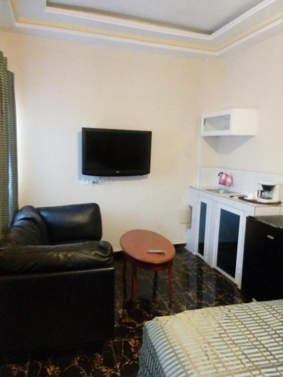TV a/nebo společenská místnost v ubytování EKA ELITE HOTEL