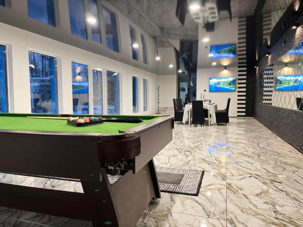 una sala de juegos con mesa de billar en un edificio en RELAX VILLA 